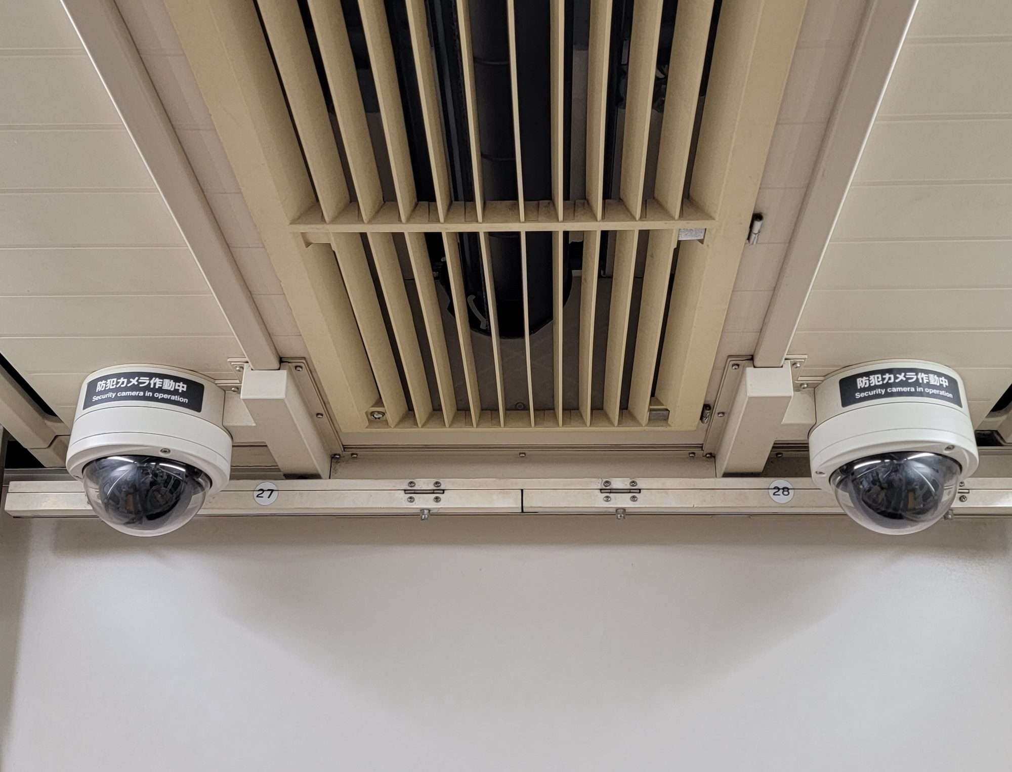Deux caméras dôme fixées au plafond d'un bâtiment