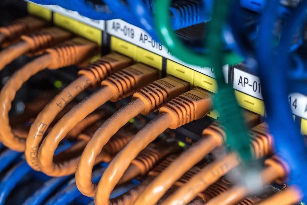Câbles réseau raccordés à un panneau de brassage