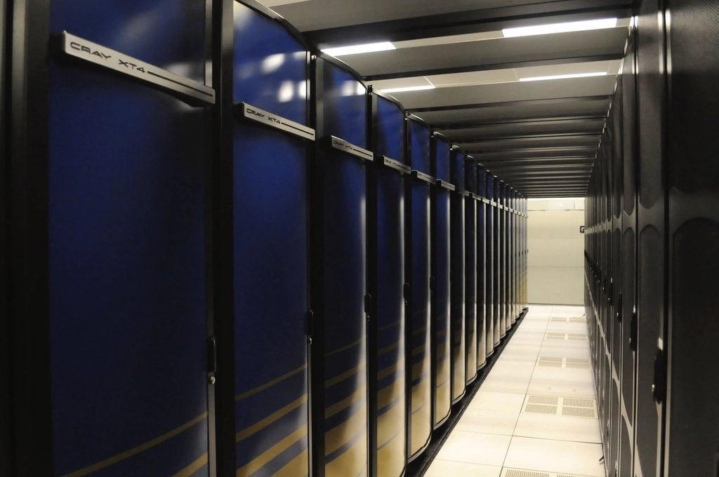 Couloir technique d'un centre de données bordé d'armoires informatiques
