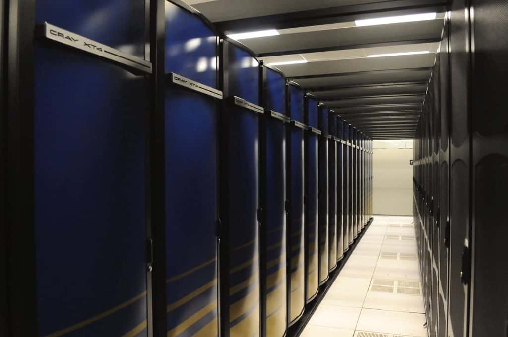 Couloir technique d'un centre de données bordé d'armoires informatiques